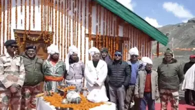 उत्तराखंड के आदि कैलाश पर्वत और दर्शन के लिए पहुंचे श्रद्धालुओं का दृश्य।