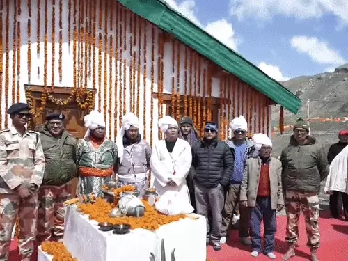 उत्तराखंड के आदि कैलाश पर्वत और दर्शन के लिए पहुंचे श्रद्धालुओं का दृश्य।