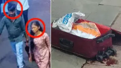 आगरा कैंट स्टेशन पर लाल ट्रॉली बैग में मिले शव के टुकड़ों की जांच करती पुलिस