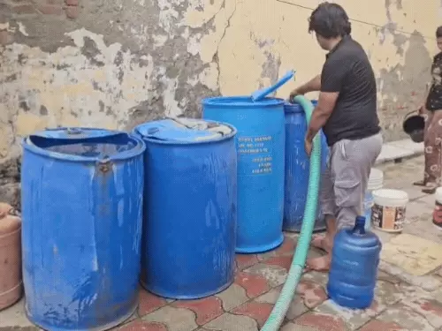 आगरा यमुनापार में पाइपलाइन टूटने से पानी की सप्लाई प्रभावित