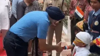 गोरखपुर के सरस्वती गुरुकुल में बच्चों के साथ एयर चीफ मार्शल अमरप्रीत सिंह
