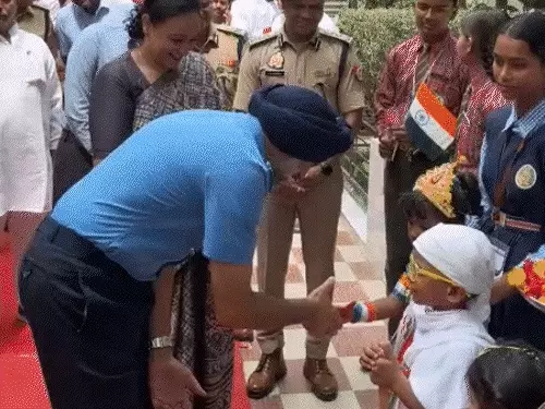 गोरखपुर के सरस्वती गुरुकुल में बच्चों के साथ एयर चीफ मार्शल अमरप्रीत सिंह