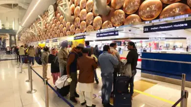 एयरपोर्ट पर इमिग्रेशन काउंटर से विदेश यात्रा करते यात्री