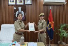 अकबरपुर में लापता किशोर की बरामदगी के बाद पुलिसकर्मियों को सम्मानित करतीं एसपी प्राची सिंह