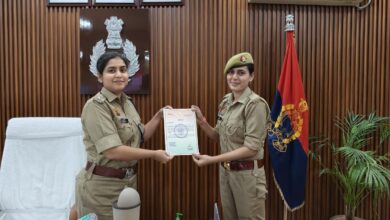 अकबरपुर में लापता किशोर की बरामदगी के बाद पुलिसकर्मियों को सम्मानित करतीं एसपी प्राची सिंह