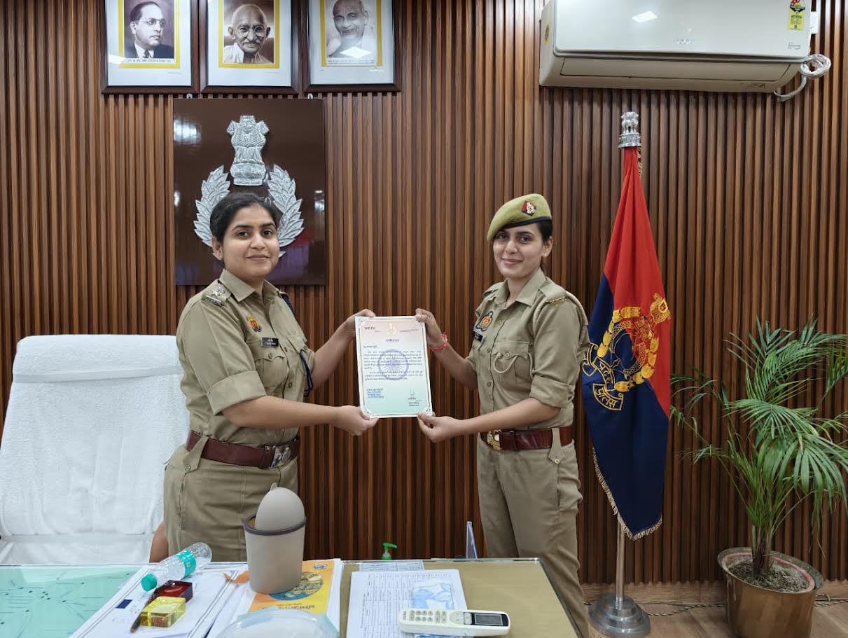 अकबरपुर में लापता किशोर की बरामदगी के बाद पुलिसकर्मियों को सम्मानित करतीं एसपी प्राची सिंह