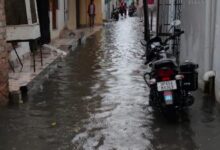 अकबरपुर के उसरहवा वार्ड में तेज बारिश के बाद जलभराव से प्रभावित गली और घर