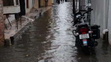अकबरपुर के उसरहवा वार्ड में तेज बारिश के बाद जलभराव से प्रभावित गली और घर