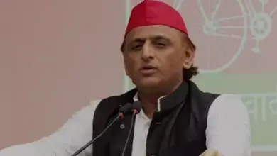 लखनऊ में प्रेस कॉन्फ्रेंस के दौरान अखिलेश यादव