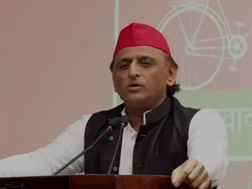 लखनऊ में प्रेस कॉन्फ्रेंस के दौरान अखिलेश यादव