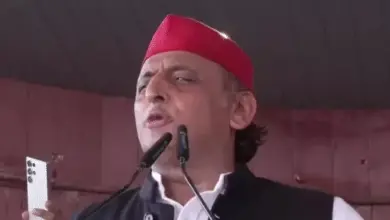 लखनऊ में समाजवादी पार्टी के प्रबुद्धजन सम्मेलन के दौरान मंच से संबोधित करते अखिलेश यादव।