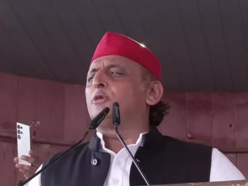 लखनऊ में समाजवादी पार्टी के प्रबुद्धजन सम्मेलन के दौरान मंच से संबोधित करते अखिलेश यादव।