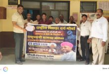 आलापुर तहसील परिसर में जातीय जनगणना की मांग को लेकर प्रदर्शन करते कार्यकर्ता