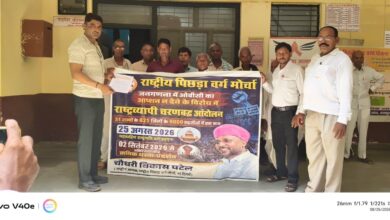 आलापुर तहसील परिसर में जातीय जनगणना की मांग को लेकर प्रदर्शन करते कार्यकर्ता