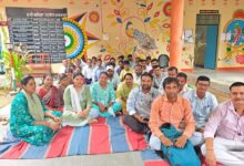 अंबेडकरनगर के आलापुर में ट्रैप कार्रवाई के खिलाफ धरना देते लेखपाल