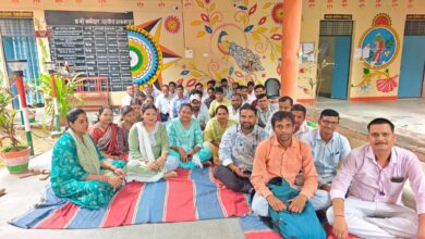 अंबेडकरनगर के आलापुर में ट्रैप कार्रवाई के खिलाफ धरना देते लेखपाल