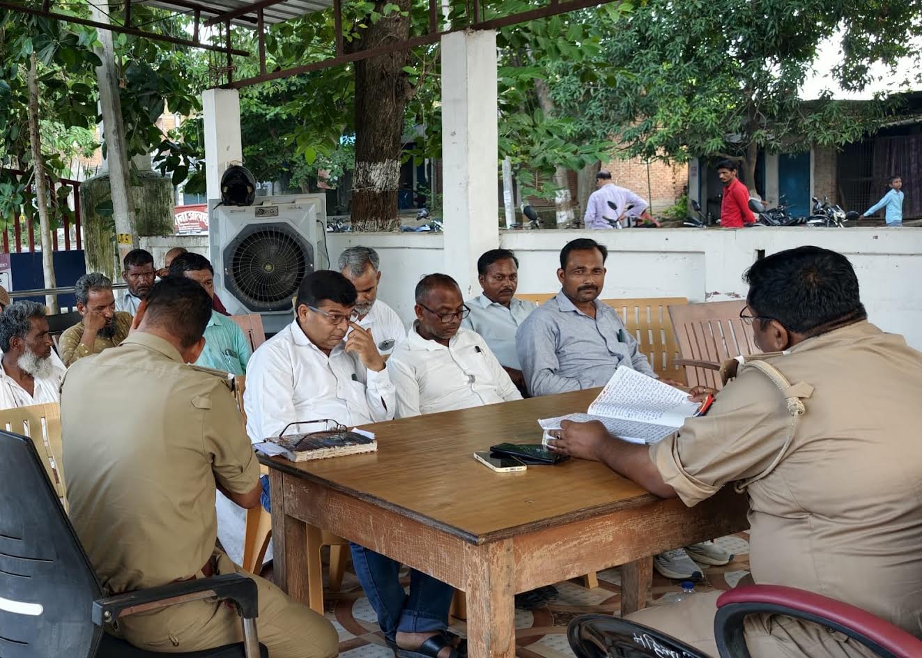 आलापुर थाना परिसर में त्योहारों को लेकर आयोजित पीस कमेटी की बैठक