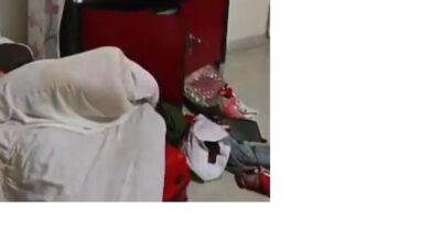 अंबेडकरनगर के सीहमई कारीरात गांव में चोरी के बाद बंद मकान का टूटा ताला और बिखरा सामान