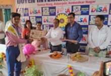 अंबेडकरनगर के डोएन इंटरनेशनल स्कूल में जीरो वेस्ट राखी बांधते छात्र-छात्राएं।