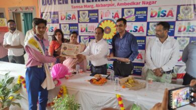 अंबेडकरनगर के डोएन इंटरनेशनल स्कूल में जीरो वेस्ट राखी बांधते छात्र-छात्राएं।