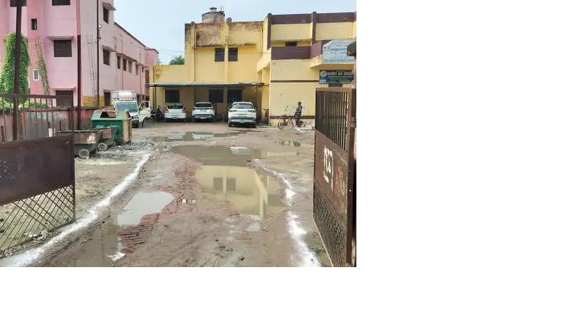 अंबेडकरनगर बसखारी CHC में टूटी बाउंड्री और जलभराव