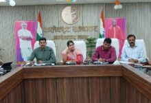 अंबेडकरनगर में सीएम डैशबोर्ड और आईजीआरएस की समीक्षा बैठक में अधिकारियों को निर्देश देतीं डीएम ईशा प्रिया