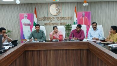 अंबेडकरनगर में सीएम डैशबोर्ड और आईजीआरएस की समीक्षा बैठक में अधिकारियों को निर्देश देतीं डीएम ईशा प्रिया