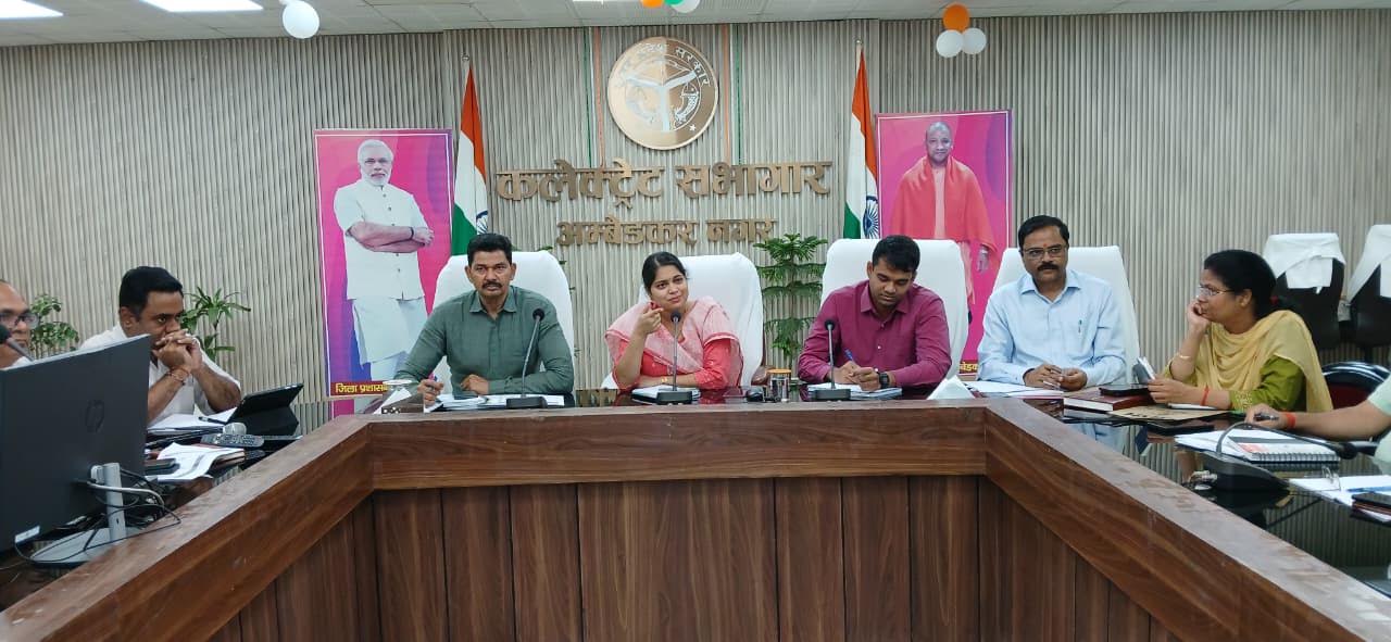 अंबेडकरनगर में सीएम डैशबोर्ड और आईजीआरएस की समीक्षा बैठक में अधिकारियों को निर्देश देतीं डीएम ईशा प्रिया