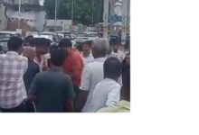 अंबेडकरनगर के पटेल नगर में CNG विवाद के बाद सड़क पर मारपीट करते दो चालक