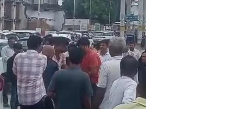 अंबेडकरनगर के पटेल नगर में CNG विवाद के बाद सड़क पर मारपीट करते दो चालक