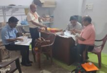 अंबेडकरनगर में खाद्य विभाग की टीम मिठाई की दुकानों की जांच करते हुए