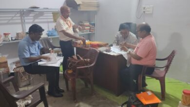 अंबेडकरनगर में खाद्य विभाग की टीम मिठाई की दुकानों की जांच करते हुए