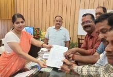 अंबेडकरनगर में सरकारी विज्ञापन बहाली की मांग को लेकर डीएम को ज्ञापन देते पत्रकार
