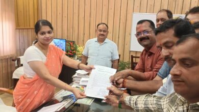 अंबेडकरनगर में सरकारी विज्ञापन बहाली की मांग को लेकर डीएम को ज्ञापन देते पत्रकार