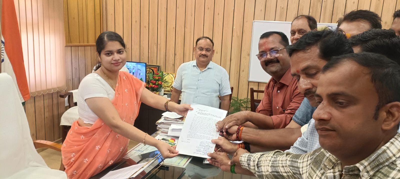 अंबेडकरनगर में सरकारी विज्ञापन बहाली की मांग को लेकर डीएम को ज्ञापन देते पत्रकार