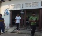 अंबेडकरनगर के मनेरीपुर सरावा में घर में चोरी के बाद जांच करती पुलिस