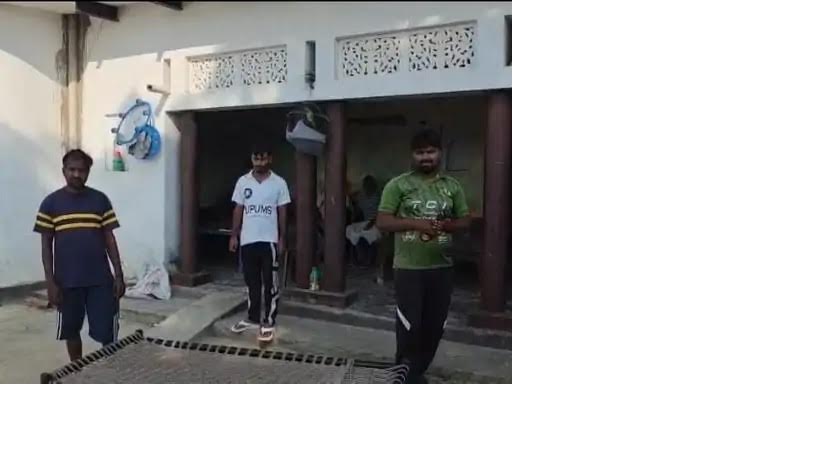अंबेडकरनगर के मनेरीपुर सरावा में घर में चोरी के बाद जांच करती पुलिस