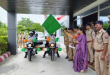 अंबेडकरनगर में इंटरसेप्टर बाइक को रवाना करतीं एसपी प्राची सिंह