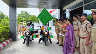 अंबेडकरनगर में इंटरसेप्टर बाइक को रवाना करतीं एसपी प्राची सिंह
