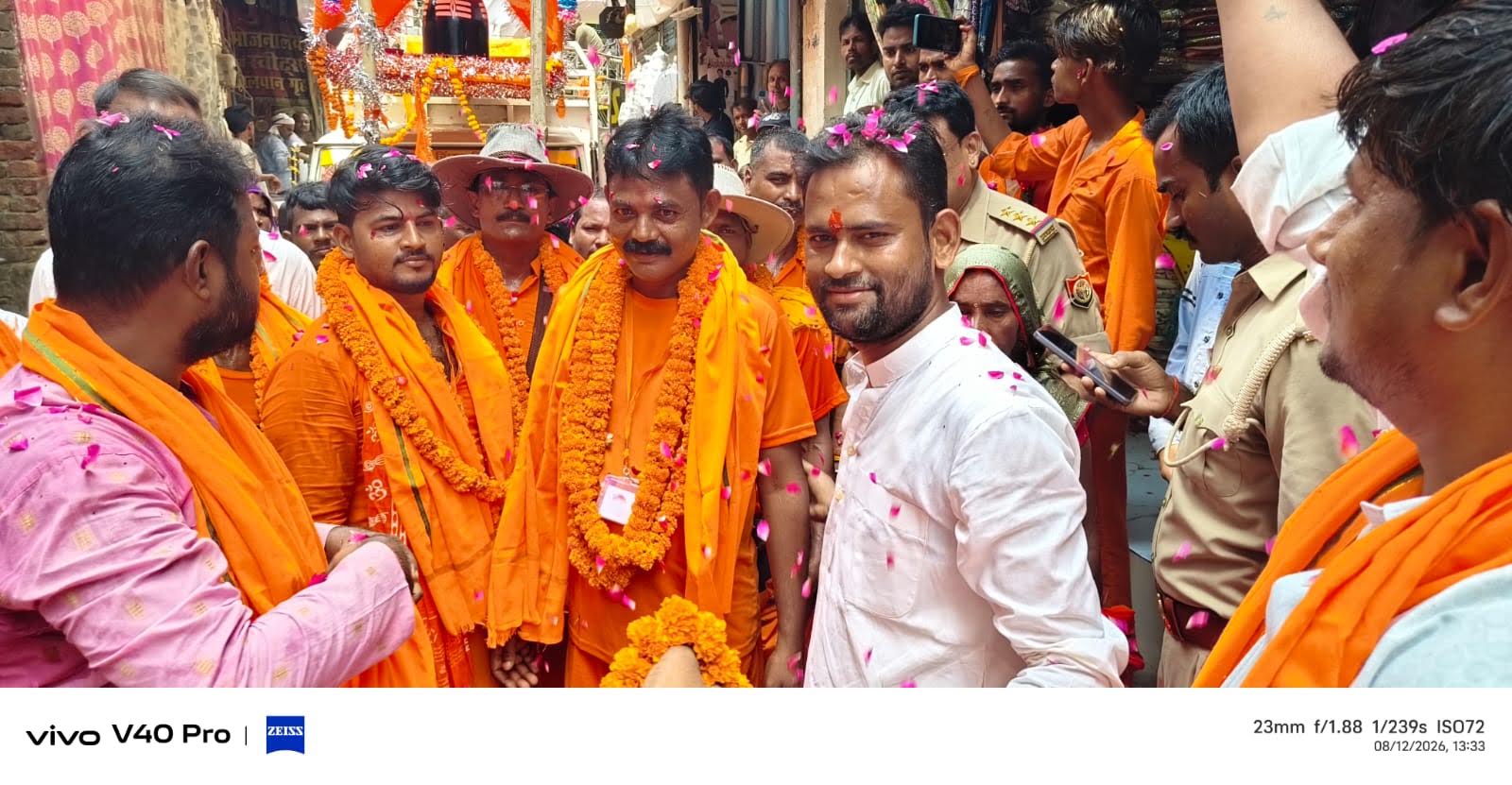 अंबेडकरनगर से अयोध्या के लिए रवाना होते कांवड़ियों के जत्थे