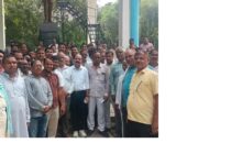 अंबेडकरनगर कलेक्ट्रेट के पास राशन वितरण समस्याओं को लेकर प्रदर्शन करते कोटेदार