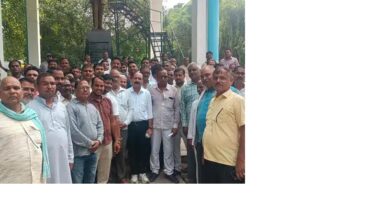 अंबेडकरनगर कलेक्ट्रेट के पास राशन वितरण समस्याओं को लेकर प्रदर्शन करते कोटेदार
