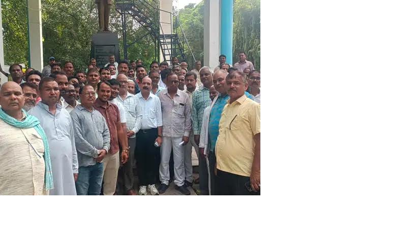 अंबेडकरनगर कलेक्ट्रेट के पास राशन वितरण समस्याओं को लेकर प्रदर्शन करते कोटेदार