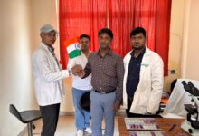 अंबेडकरनगर मेडिकल कॉलेज में हर घर तिरंगा अभियान के दौरान राष्ट्रीय ध्वज के साथ चिकित्सक और कर्मचारी