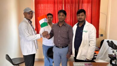 अंबेडकरनगर मेडिकल कॉलेज में हर घर तिरंगा अभियान के दौरान राष्ट्रीय ध्वज के साथ चिकित्सक और कर्मचारी
