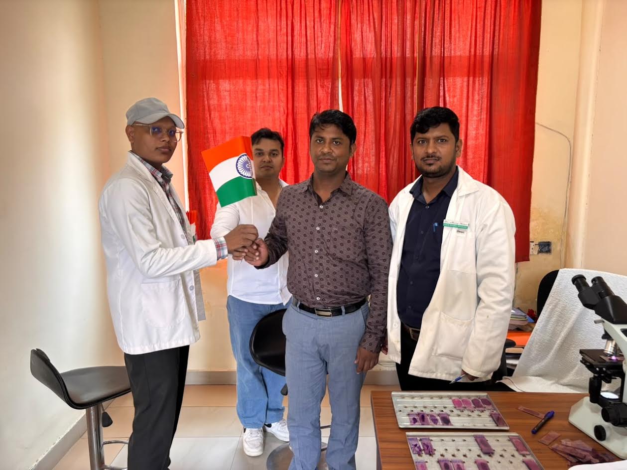 अंबेडकरनगर मेडिकल कॉलेज में हर घर तिरंगा अभियान के दौरान राष्ट्रीय ध्वज के साथ चिकित्सक और कर्मचारी