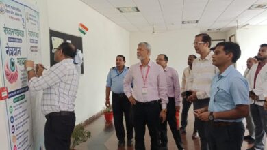 अंबेडकरनगर मेडिकल कॉलेज में नेत्रदान जागरूकता यात्रा में शामिल चिकित्सक और छात्र