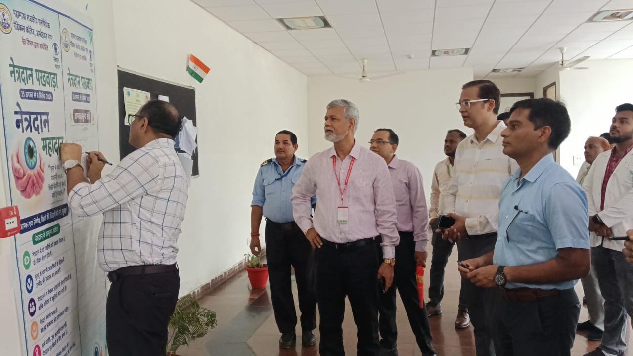 अंबेडकरनगर मेडिकल कॉलेज में नेत्रदान जागरूकता यात्रा में शामिल चिकित्सक और छात्र