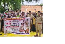 अंबेडकरनगर के सम्मनपुर में मिशन शक्ति के तहत आयोजित बहू-बेटी सम्मेलन में महिलाओं को जागरूक करती पुलिस टीम।