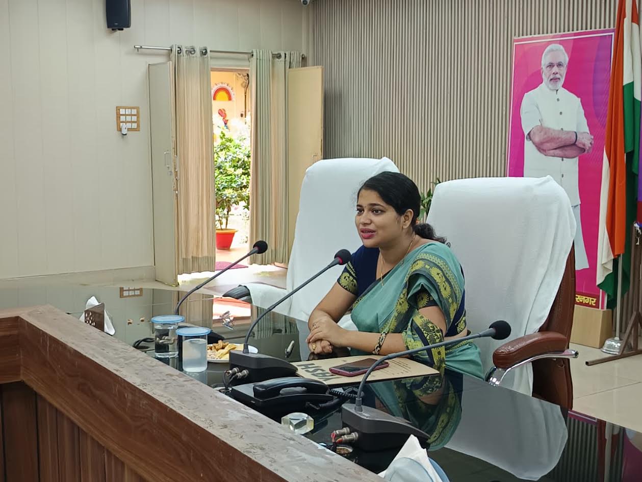 अंबेडकरनगर कलेक्ट्रेट में एक जनपद एक व्यंजन योजना की कार्यशाला में मौजूद अधिकारी और उद्यमी